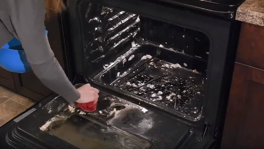 How To Remove Baked On Grease From Oven Trays? Best Ways
