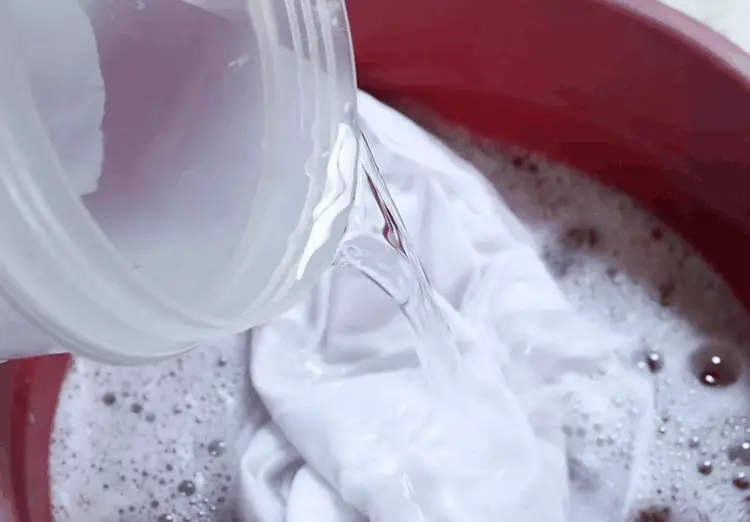 How carefuly use baking soda as bleach for clothes?