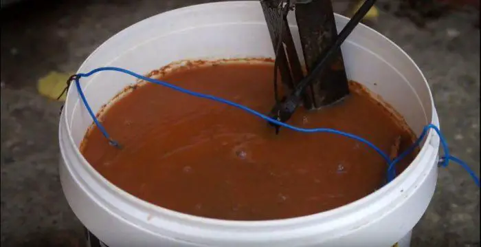 Using baking soda in electrolysis method to remove rust