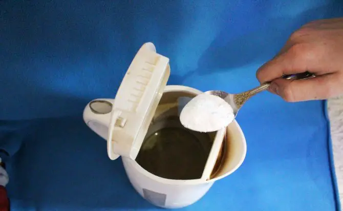 clean kettle from rust with baking soda 