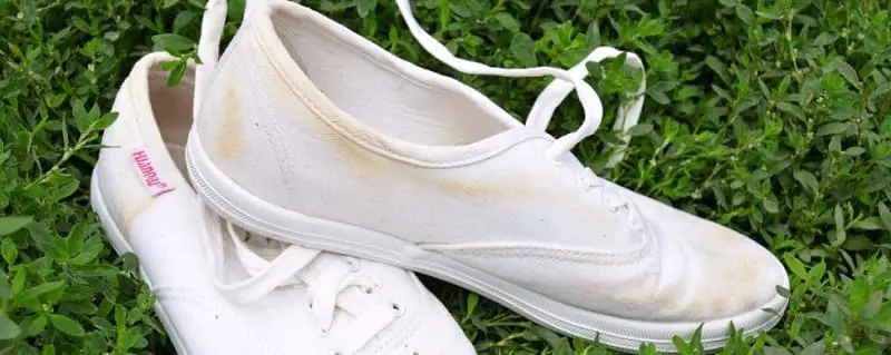 How-To-Clean-White-Sneakers-With-Baking-Soda