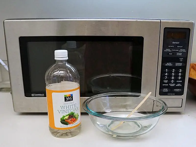 How To Clean Microwave With Vinegar And Baking Soda?